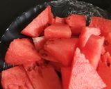 वाटरमेलन जूस (Watermelon juice recipe in Hindi) रेसिपी चरण 1 फोटो