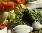 Foto del paso 5 de la receta: Hamburguesa de garbanzos y espinacas con salsa de yogur, acompañado de ensalada🥬🍅🧀
