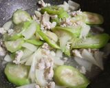 Hình bước làm 2 của món Mướp xào thịt xay