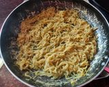 A picture of step 3 of Noodles pizza.