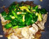 รูปขั้นตอนการทำที่ 8 ของ ผัดคะน้าเส้นใหญ่หมูหมัก