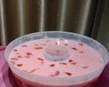 Foto langkah ke 7 dari resep Strawberry Pudding.