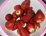 Foto langkah ke 3 dari resep Puding Susu Strawberry (Merah Putih).
