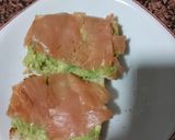 Foto del paso 3 de la receta Tostas de salmón ahumado y aguacate