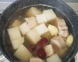 A picture of step 2 of Pork Ribs Soup with White Raddish.