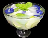 Foto langkah ke 3 dari resep Tropical Blue Infusion (Infused Water Dari Air Kelapa, Mint, Bunga Telang, Jahe Merah & Jeruk Nipis ).