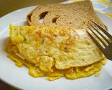 Foto del paso 5 de la receta: Tortilla de perico relleno con pollo desmechado y queso