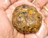 A picture of step 5 of Peanut and dates laddu.