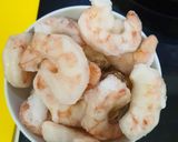 Foto del paso 3 de la receta: Garbanzos al curry con gambones y salmón sobre leche de coco
