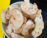 Foto del paso 3 de la receta: Garbanzos al curry con gambones y salmón sobre leche de coco