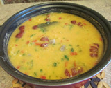 Foto del paso 3 de la receta: Lentejas amarillas con mini salchichas y patatas azules