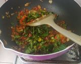 Foto langkah ke 4 dari resep Mie goreng sosis ayam.
