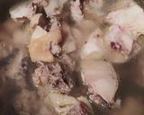 Foto langkah ke 1 dari resep Rawon ayam instan bumbu bango.