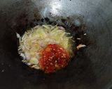 Foto langkah ke 2 dari resep Tumis Kol Telur Pedas.