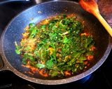Foto del paso 4 de la receta: Arroz salteado con col rizado y uvas pasas - veggie - pechuga de pollo