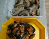 Foto langkah ke 2 dari resep Udang Saus Tiram Mentega.