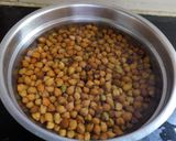 A picture of step 1 of Black gram stew.