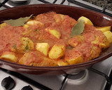 Foto del paso 7 de la receta: Muslos de pollo con patatas al horno 🍗🍴