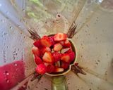 Foto langkah ke 2 dari resep Es 5Strawberry Yakult.