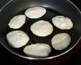 Foto del paso 4 de la receta: Tortitas de arroz fritas