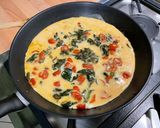 Une image de l'étape 12 de Omelette aux épinards, ail et tomates cerises.