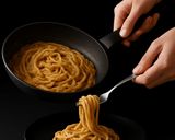 Foto del passaggio 7 della ricetta Spaghetti in crema di cocco con arachidi e curry