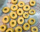 Hình bước làm 2 của món Bánh Donut sô cô la (bánh vòng)