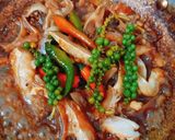 Hình bước làm 2 của món Lườn cá hồi kho tiêu