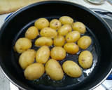 Foto del paso 4 de la receta: Patatas salteadas con aliño de pasta tahini, eneldo y limón🥔