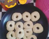 Foto langkah ke 4 dari resep Donat Simple 5 Bahan (no telur no mentega/margarin no mixer).