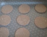Foto del paso 4 de la receta: Alfajores de harina integral, banana, cacao y coco (tapitas)