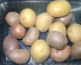 Foto del paso 1 de la receta: Papines con salsa de puerros y pulpetines
