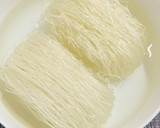 Foto del paso 1 de la receta: Noodles de cristal con langostinos