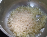 Foto del paso 3 de la receta: Risotto de guisantes con sabor a Asturias