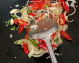 Foto langkah ke 3 dari resep Tumis sawi asin.