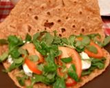 Foto del passaggio 3 della ricetta Piadina al farro con pomodoro rucola e caprino