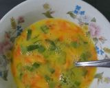 Foto langkah ke 2 dari resep Omelet telur dengan wortel 🍳🥕🍟.