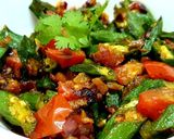 A picture of step 3 of Lahsuni Bhindi or Garlic Okra.