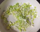 Foto del paso 1 de la receta: Salsa de puerros rápidos y liviana
