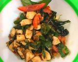 Foto langkah ke 3 dari resep Oseng Ayam Daun Kemangi.