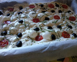Foto del paso 9 de la receta: Focaccia con aceitunas negras, tomates cherry, romero y orégano