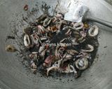 Foto langkah ke 5 dari resep Oseng Cumi Hitam Pedas.