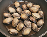 Foto del paso 1 de la receta: Merluza a la vasca con langostinos