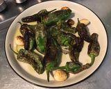 Une image de l'étape 6 de Poivrons padrons à l ail rôti et fleur de sel.