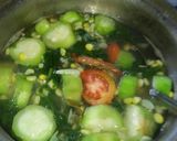 Foto langkah ke 4 dari resep *bening bayam oyong jagung temu kunci*.