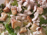Ensalada Cesar con gallina y mayonesa con cilantro