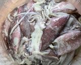 Gambar langkah 2 resipi Sotong Sumbat Masak Lemak Kuning.