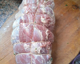 Foto del paso 5 de la receta: Colita rellena con panceta, queso, morrón, aceitunas y huevo