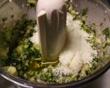 A picture of step 1 of Pasta with zucchine pesto and prawns.