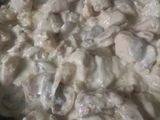 Pollo en crema de champiñones y arroz con espinaca